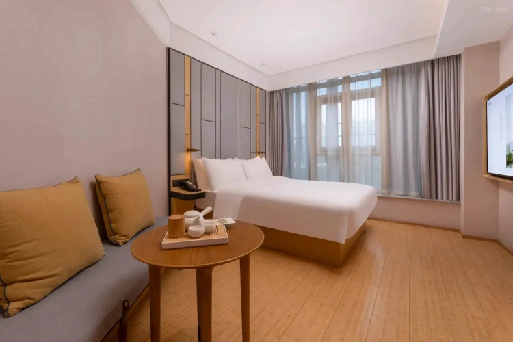 Windows with obstructed views/face hallway Double room
