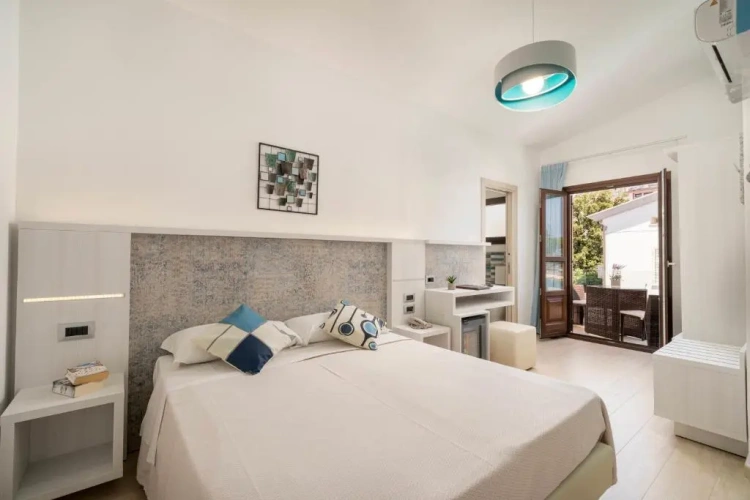 Comfort Double room with balcony and with partial sea view