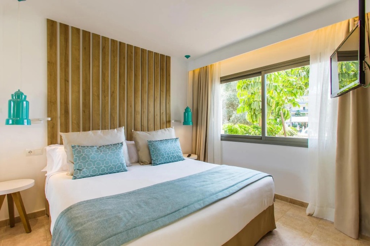 1 Bedroom Swim Up Double Suite