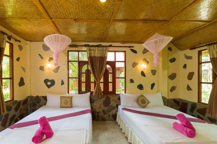 Deluxe with fan (no hot water) Quadruple Villa with garden view