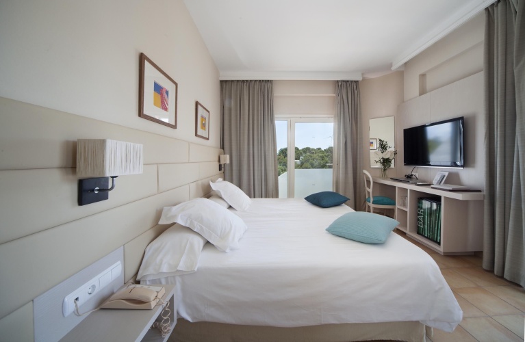 Single room with balcony and with garden view