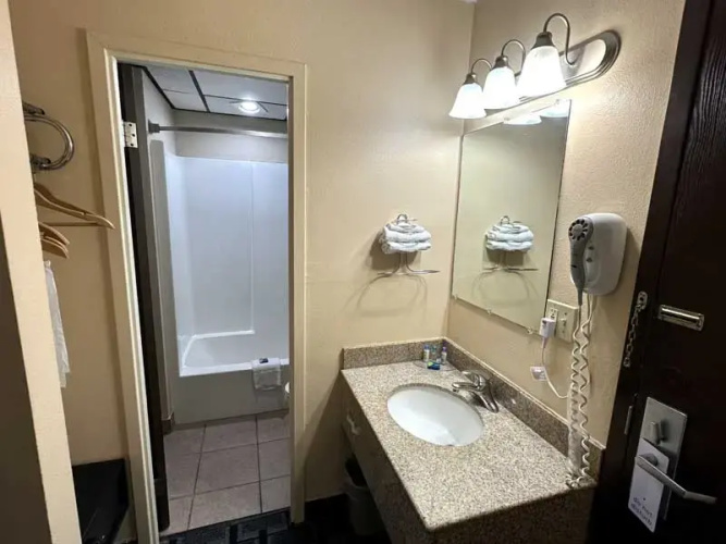 Hometown Inn & Suites