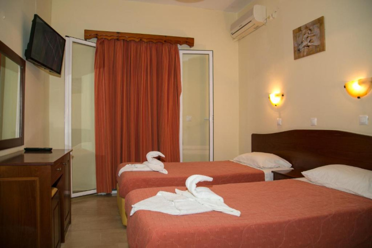 Kouros Apartments & Studios
