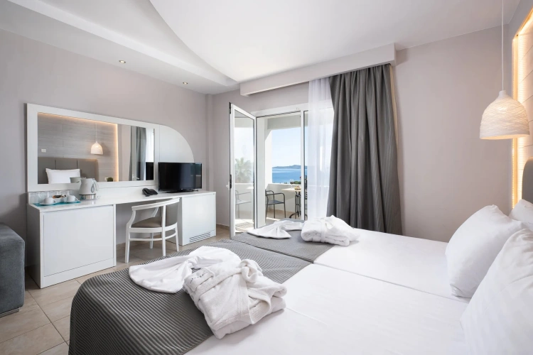 1 Bedroom Quadruple Family Suite with sea view