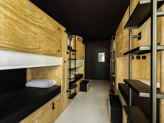 8 People Private room