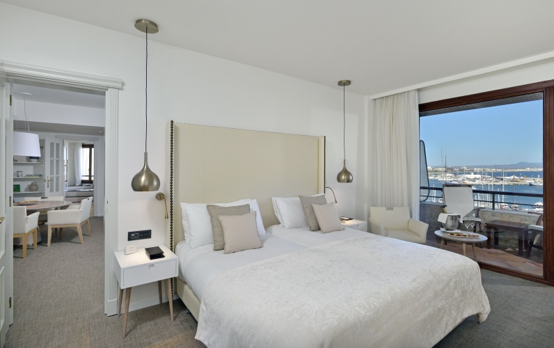 Master RedLevel Double Suite with Sea and Cathedral View