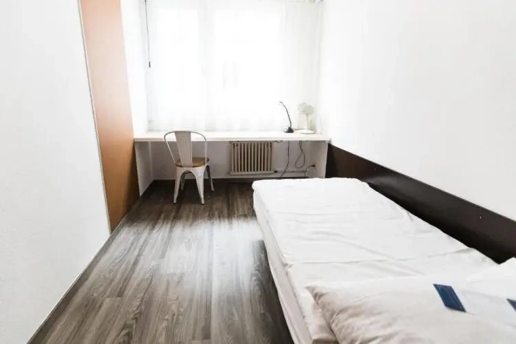 Single room with courtyard view