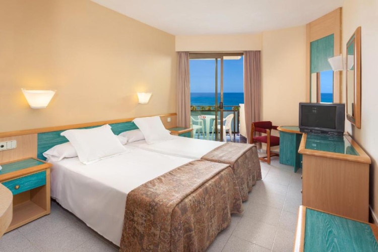 Standard Twin room with side sea view