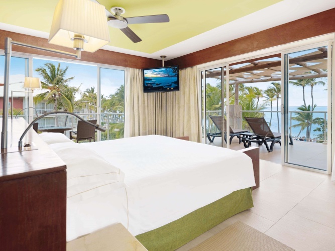 Panoramic Premium Level Double Suite seafront