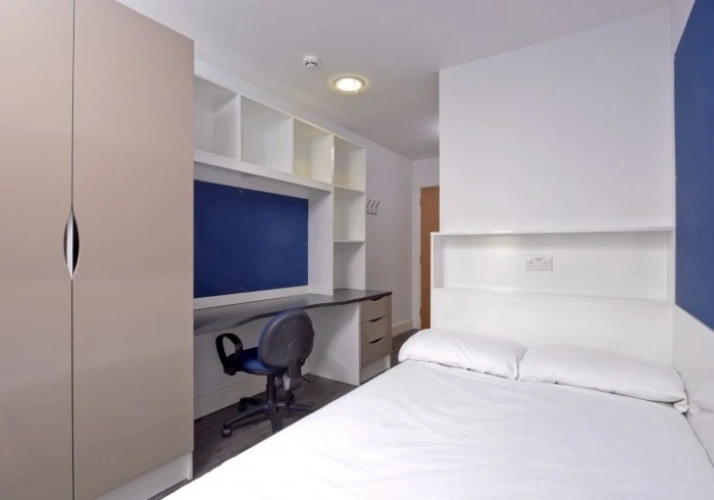 5 Bedrooms Apartment