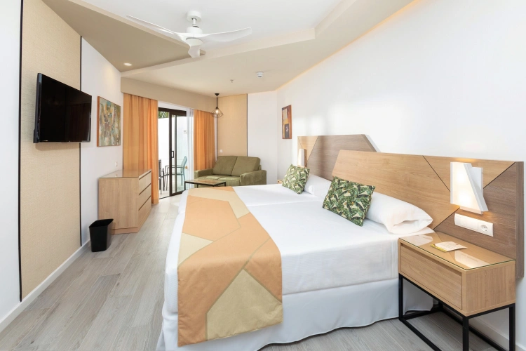 2 Bedrooms Family with Living Room Quadruple room