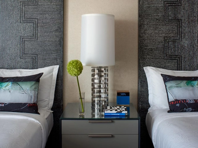 Twin room with Beverly Hills View