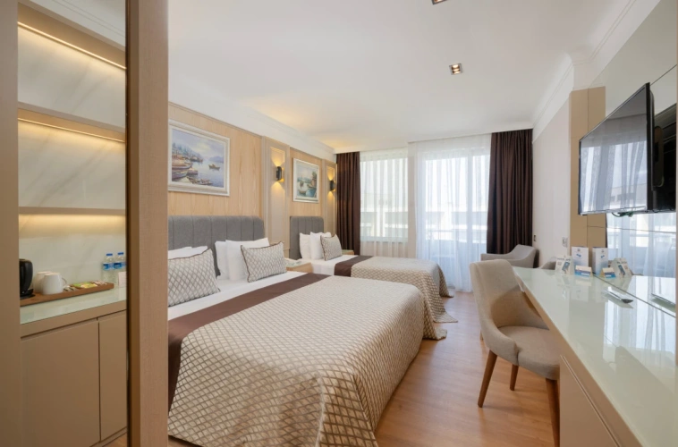 Standard Triple room with partial sea view