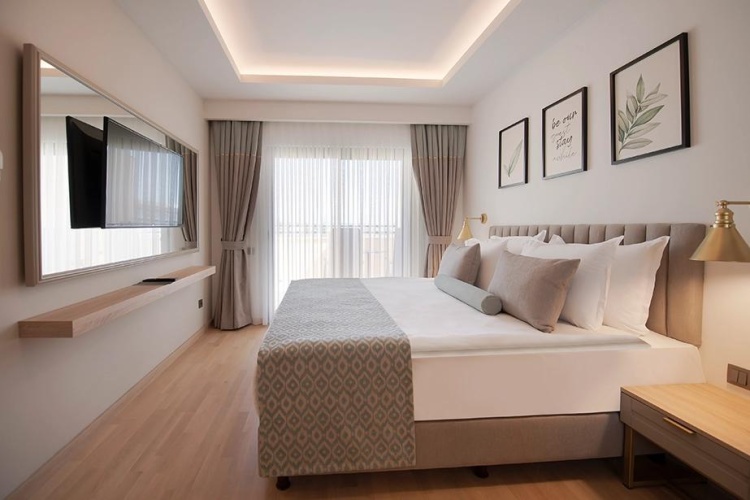 Suite with land view