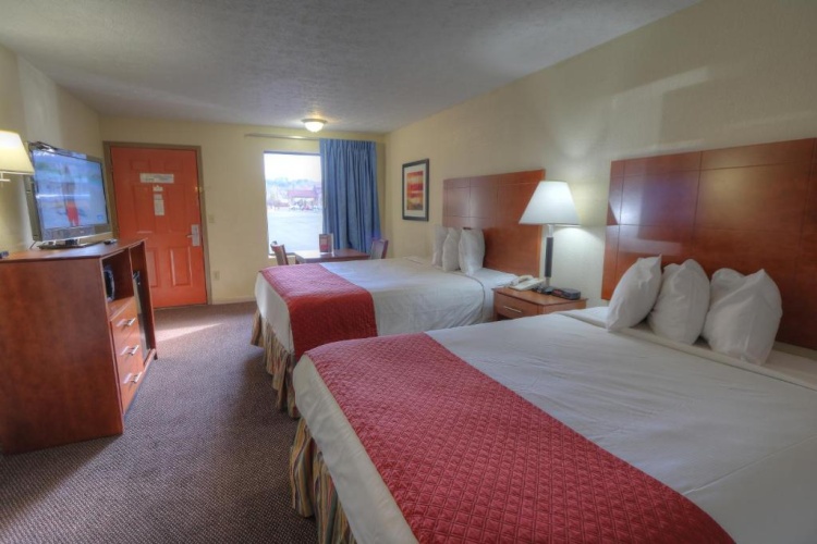 2 Bedrooms 4 Queen Beds Family Suite