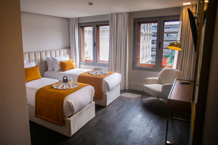 Twin room with Aliados view