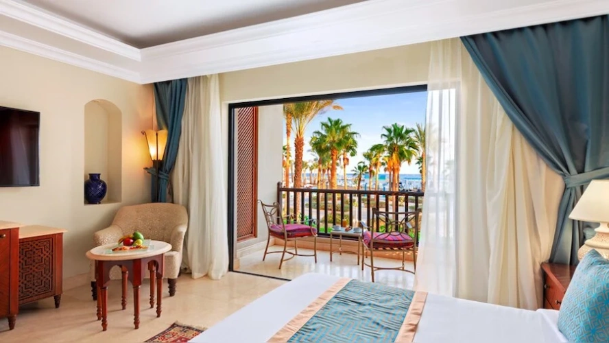 Emir Suite with lagoon view