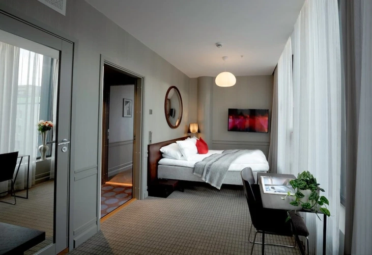 Corner Suite with city view