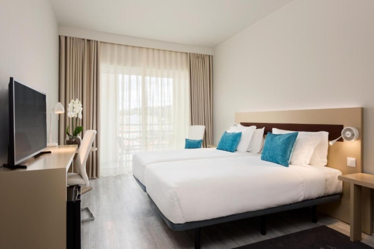 Premium Twin room with partial ocean view