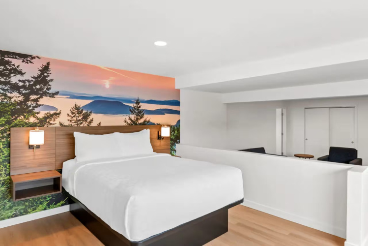 Clarion Pointe Hotel