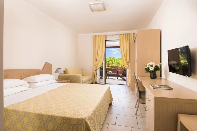 Classic Twin room with pool view