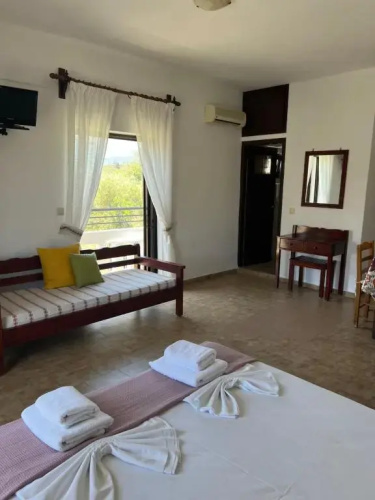 Zourpos Studios & Apartments