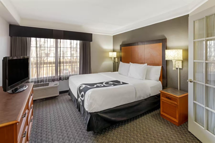 1 Bedroom Accessible Double Suite