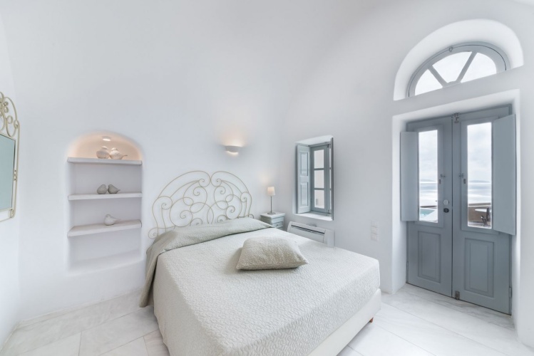 Deluxe Cave with Private Outdoor Hot Tub with Jets Villa