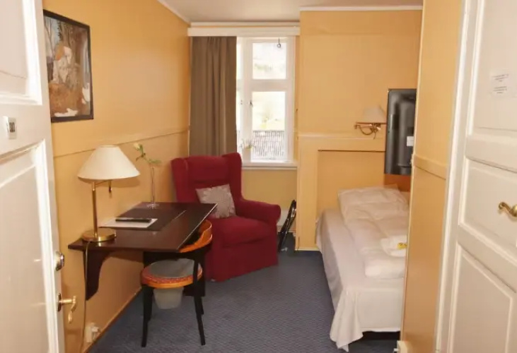 Single room with mountain view