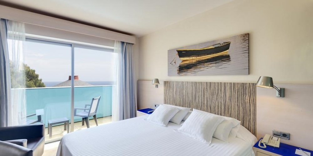 Twin room with ocean view