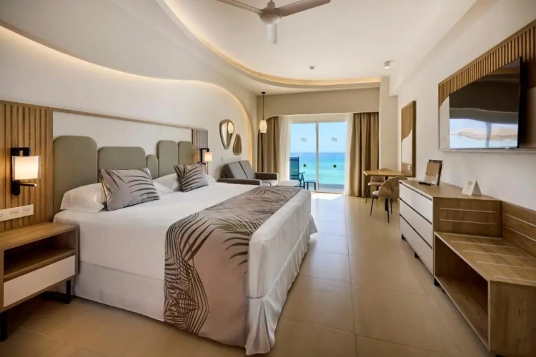 2 Bedrooms Standard Family room with ocean view