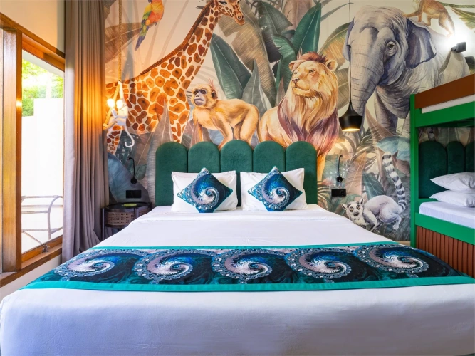 Safari Quadruple Family room