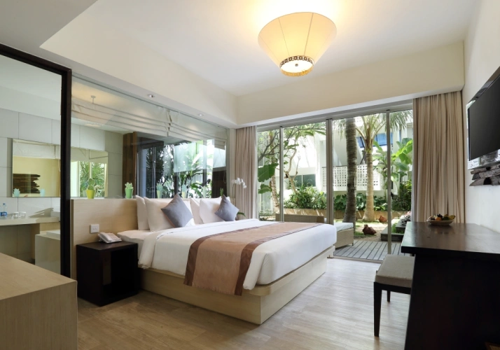 Grand Deluxe Double room poolside