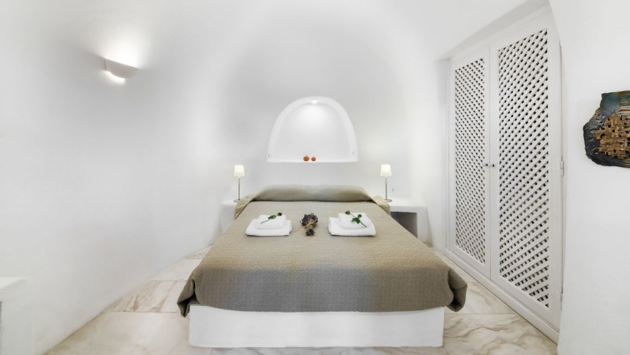 Honeymoon Cave with Private Outdoor Hot Tub with Jets Suite