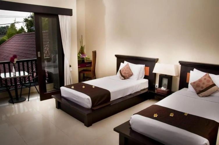 Deluxe Twin room with pool view
