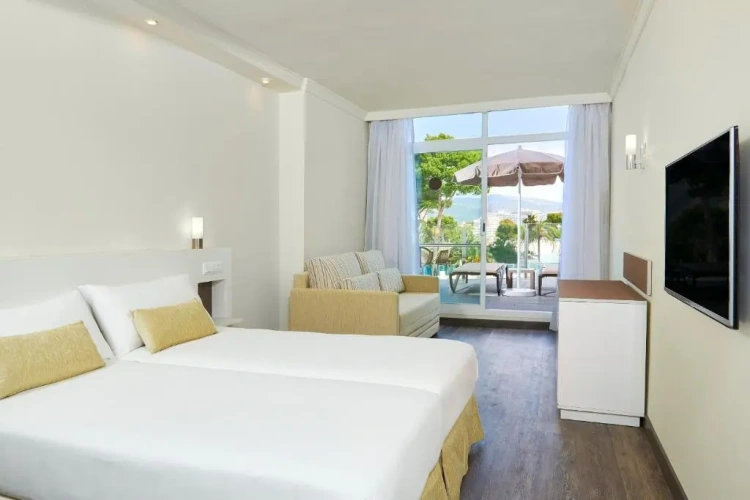 Family with Solarium Twin room with pool view