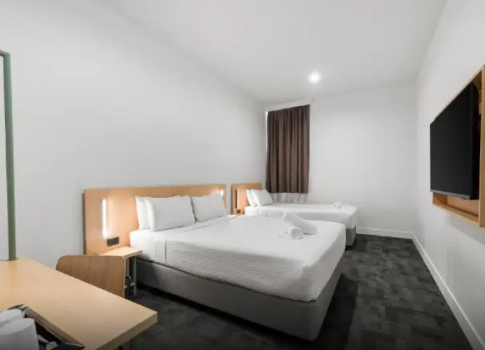 Queen Plus 1 Triple room