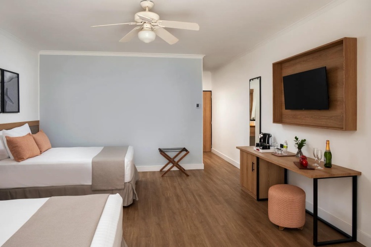 Deluxe Twin room with pool view