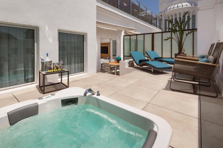 Beyond ME+ with Terrace and Jacuzzi Double room
