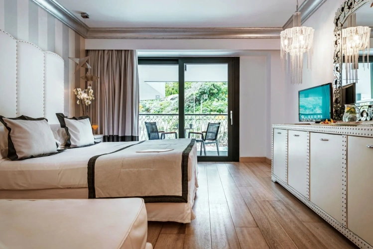 Twin room with mountain view