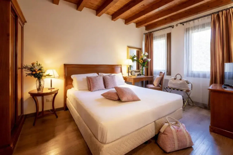 Hotel Venice Resort Airport