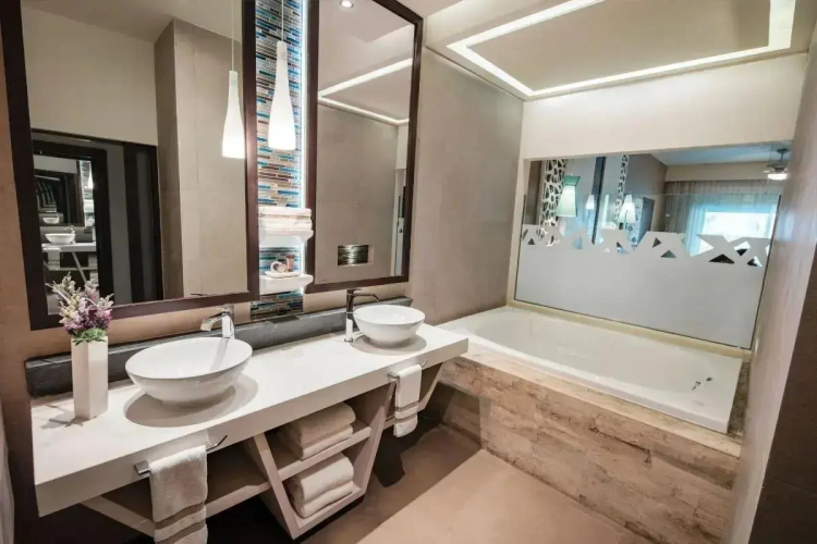 Swim-Up Double Suite oceanfront