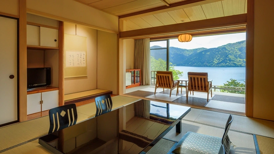 Japanese-style room with Lake Ashi view