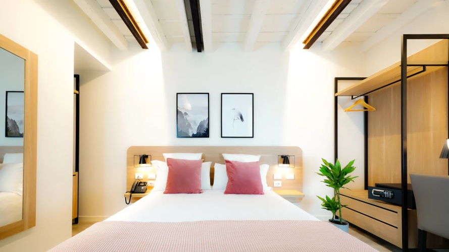 Connecting room