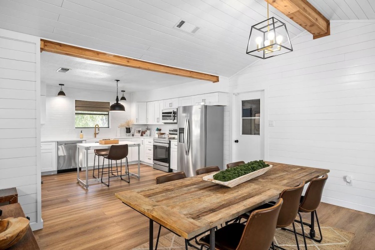 Gorgeous Haus With Outdoor Bar Room and Fire Pit