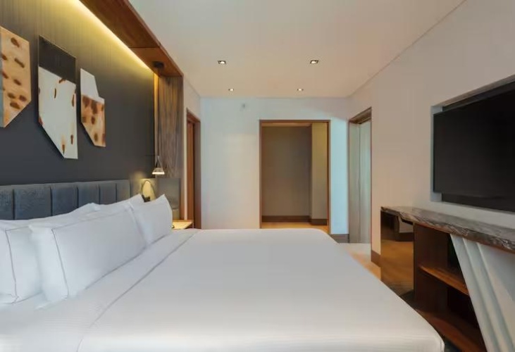 1 Bedroom Corner Double Club Suite