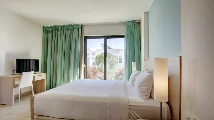 Sharing Pool Double Suite with sea view