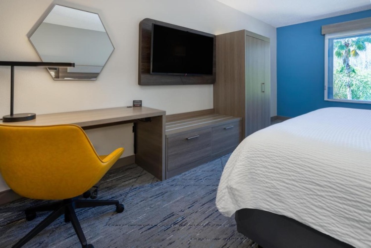 Holiday Inn Express & Suites Tampa-I-75 @ Bruce B.Downs photo 8