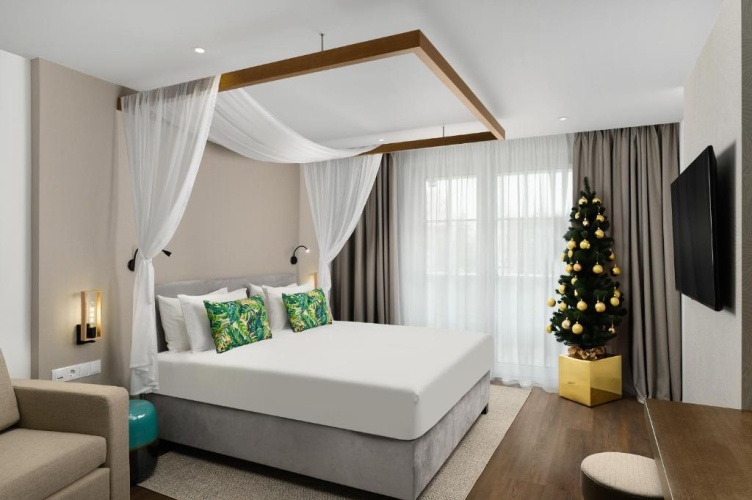 Deluxe Suite with lake view