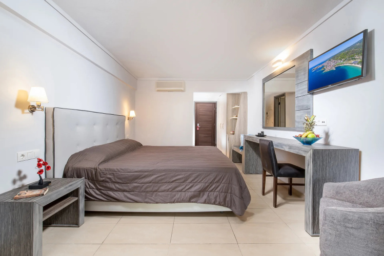 Deluxe Double room with partial sea view